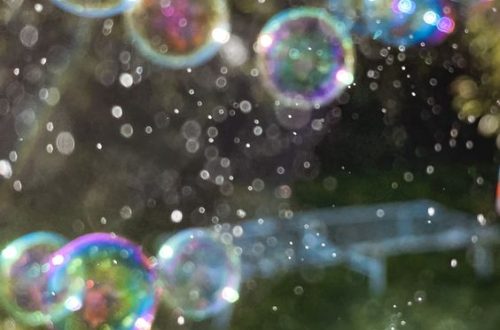 чому мильні бульбашки є різнокольоровими
